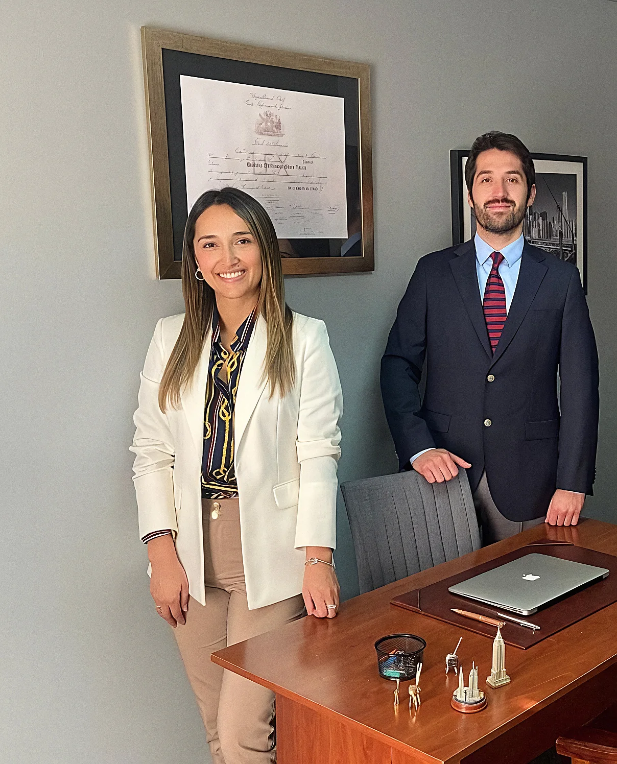 Pamela Mera y Willeams Duarte en su oficina — Abogados de Confianza