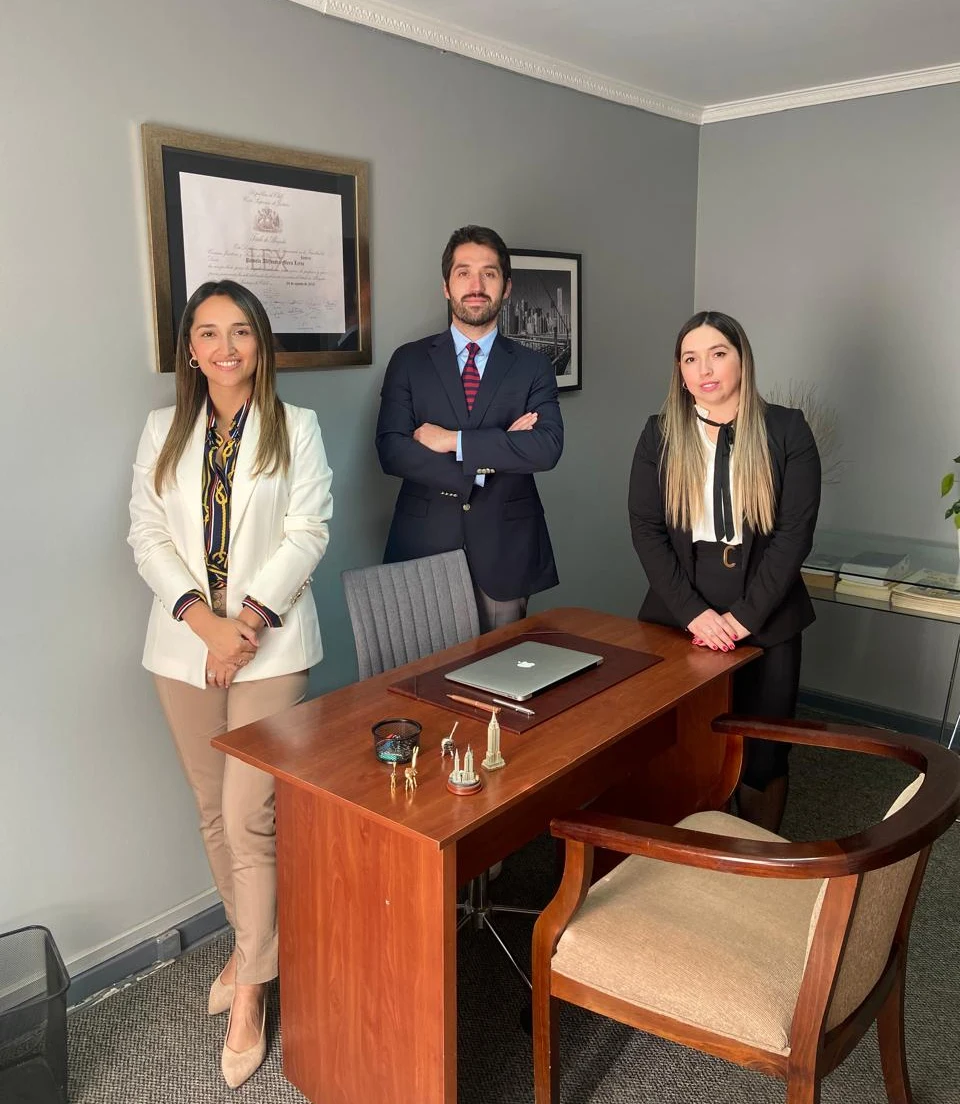 El equipo de Abogados de Confianza en su oficina
